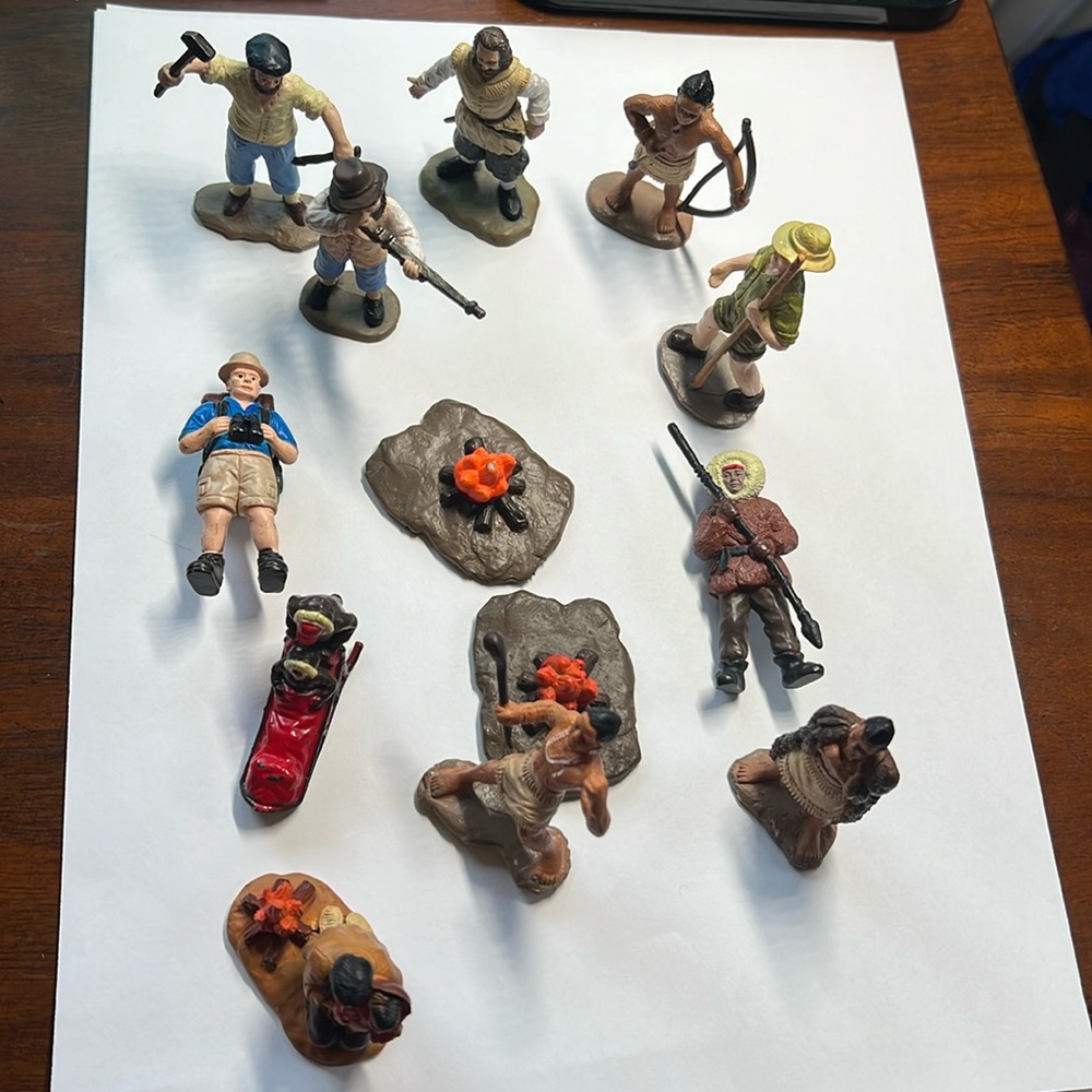 13 Mini Figurines (11 people and 2 fires)